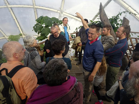 Fr�samlerne p� rundvisning i Botanisk haves nye tropiske v�ksthus