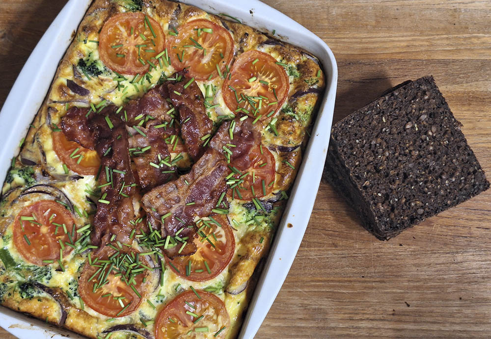 Fyldig �ggekage med purl�g