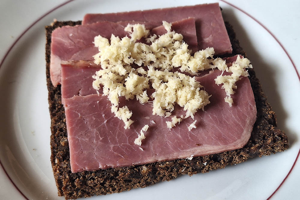 Revet peberrod p� rugbr�d med oksebryst