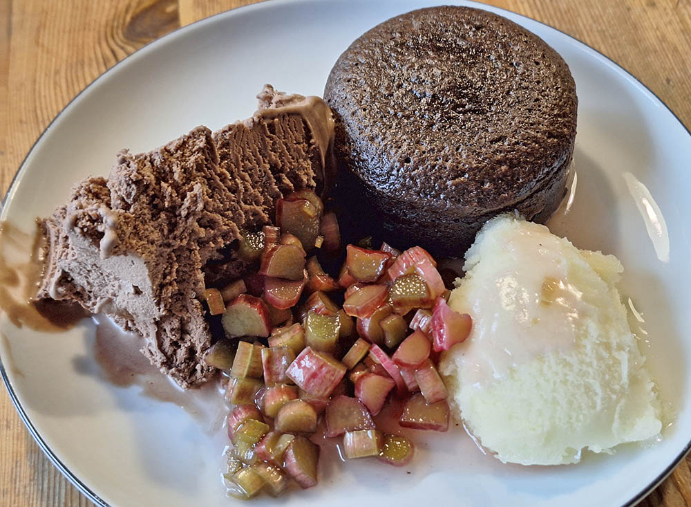 Dessert med r�syltede rabarber