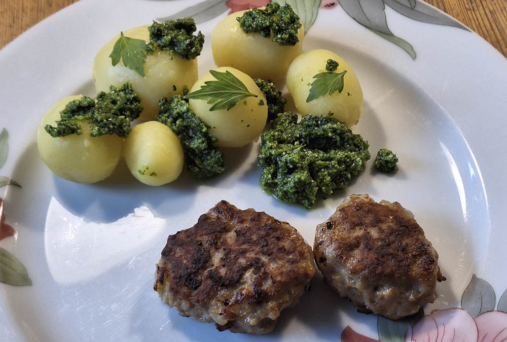 Frikadeller med kogte, kolde kartofler og l�vstikkepesto