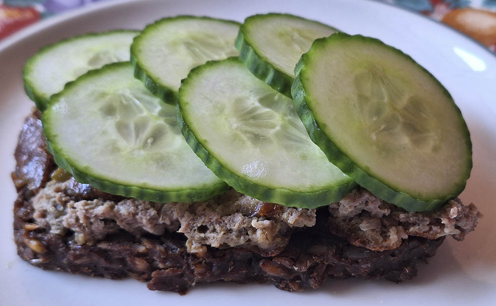 Agurkeskiver p� leverpostejmad