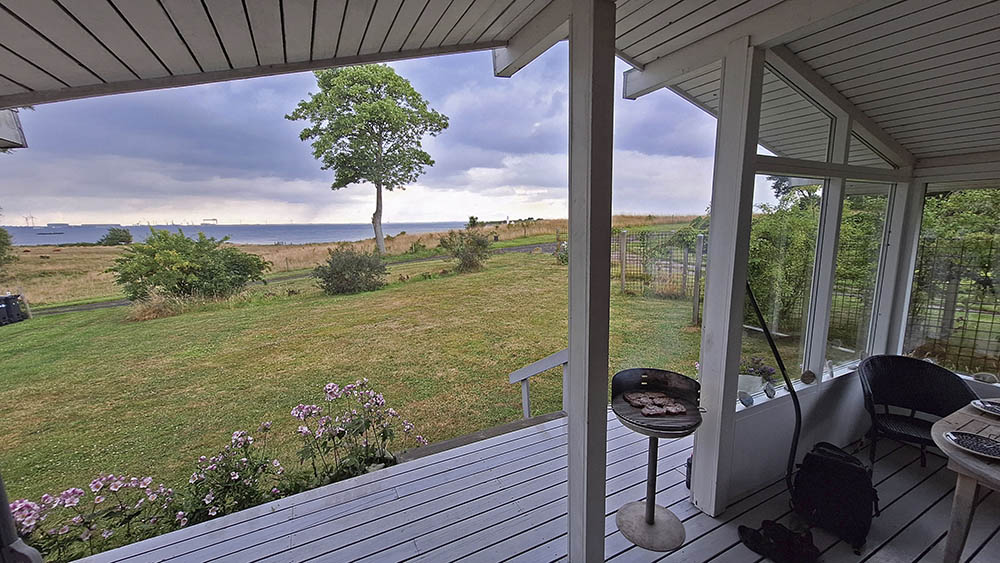 Udsigt fra terrasse med grill.