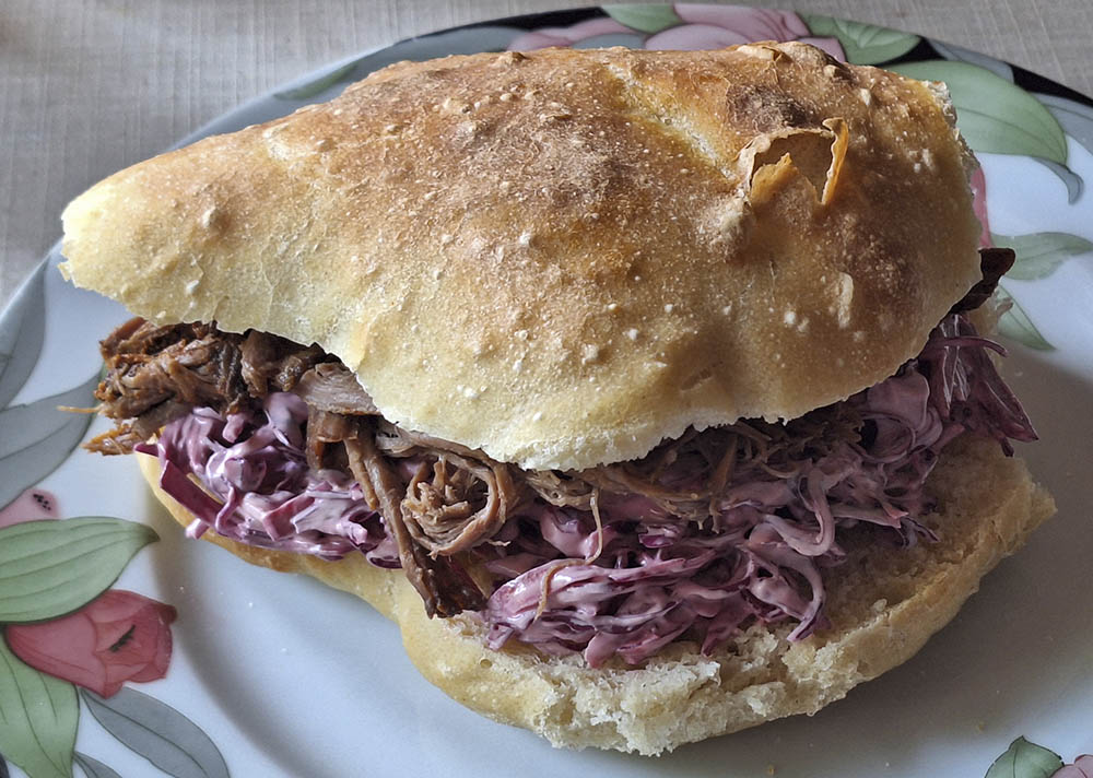 Pulled pork burger med coleslawaf r�d spidsk�l