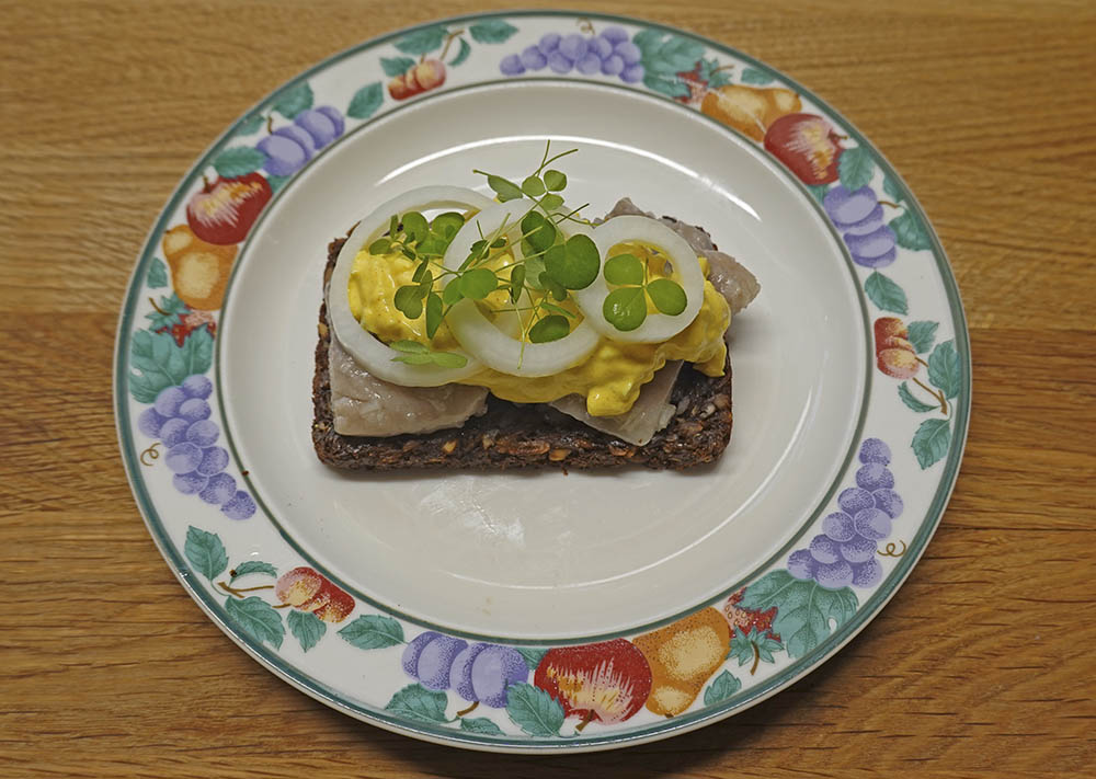 Sildemad med karrysalat og l�g