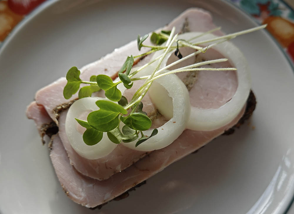 Gul sennep mikrogr�nt p� rullep�lsemad