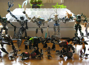 En h�r af Bionicle figurer beskytter s�bakkerne