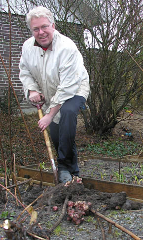 Brian graver jordskokker op