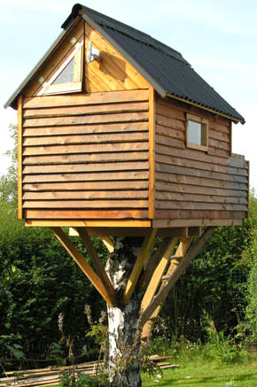 Huset i tr�et er f�rdigt og malet