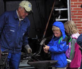 B�rnene fik lov til at hj�lpe smeden