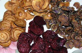 Pastinakchips, bl� kartoffelchips og r�dbedechips