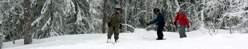 Aske, Toke og Freja p� skovtur med ski p�