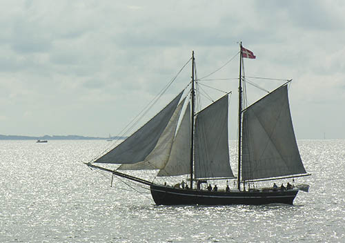 Sejlskib mellem Sams� og Hou