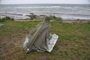 Ruths telt i regn og bl�st.