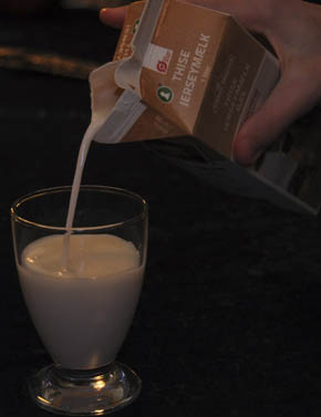 M�lk h�ldes op fra m�lkekarton